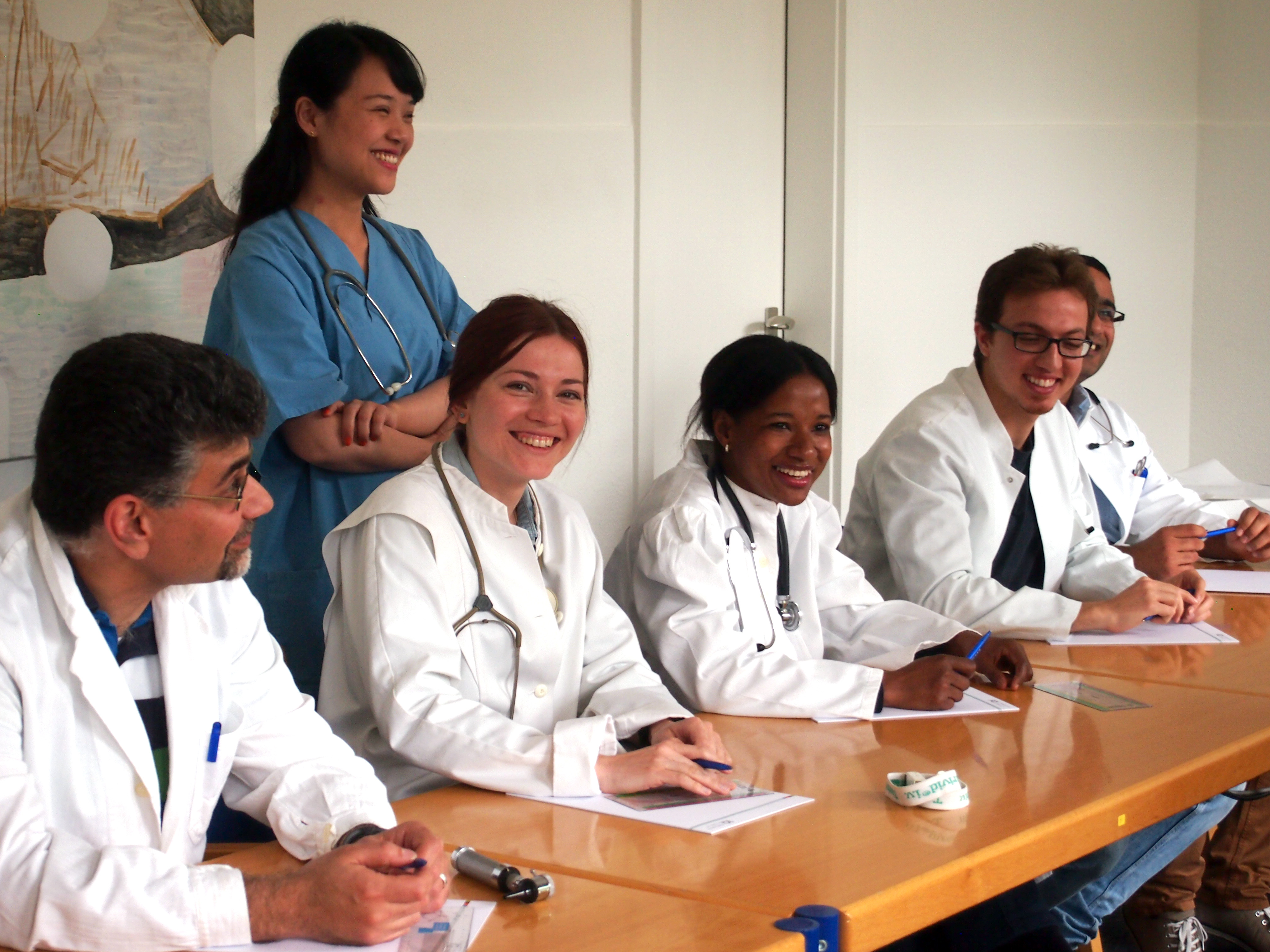 Teilnehmerinnen und Teilnehmer eines Seminars des mibeg-Instituts Medizin zur Vorbereitung auf die Kenntnisprüfung, Foto: Martin Füg