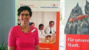 Michaela Binnen bei der Eröffnung des Praxisseminars Pflege. Foto: Barbara Rosenthal