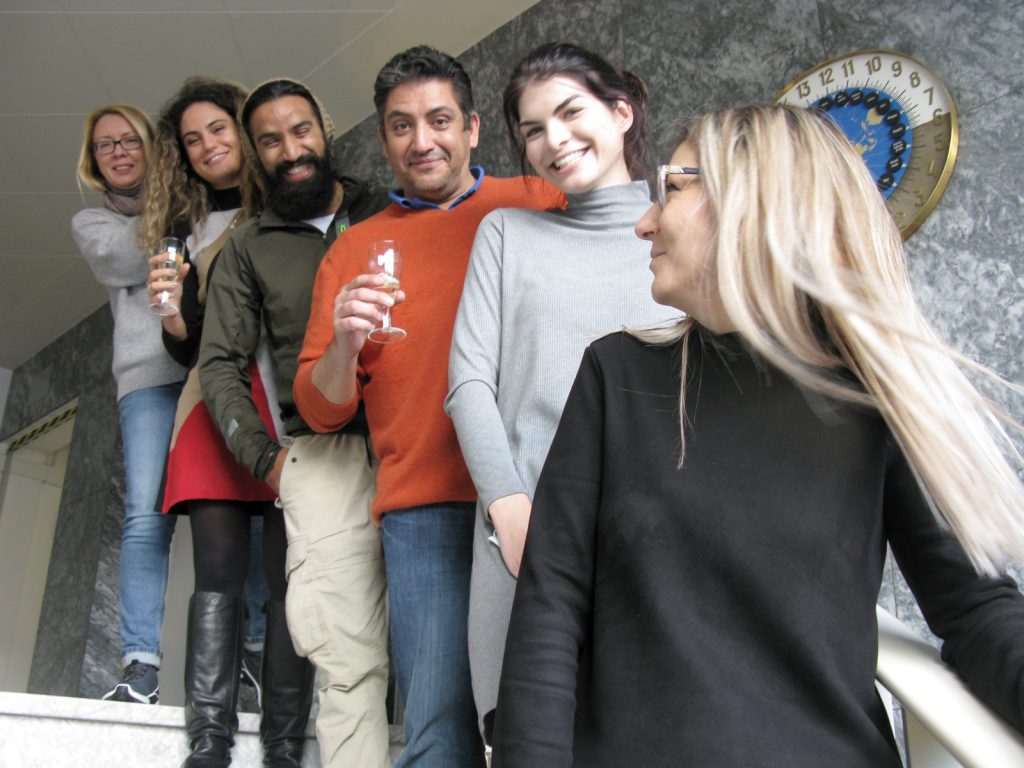 Eine kleine fröhliche Präsenzgruppe in einem Onlineseminar: Intensivkurs Fachsprache Zahnmedizin im mibeg-Institut